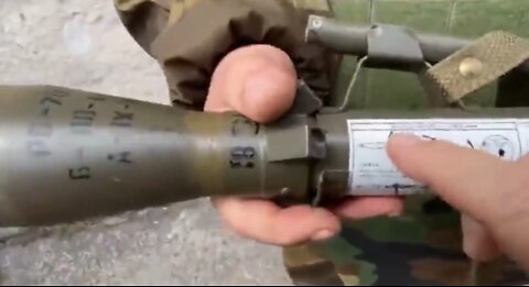 Russian military forces study the Polish-made Komar RPG-76 weapon