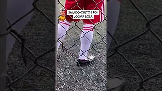 SAIU DO CULTO E FOI JOGAR BOLA #memes #viralvideo #rir #fyp #tiktok #kwai #comedia #shorts