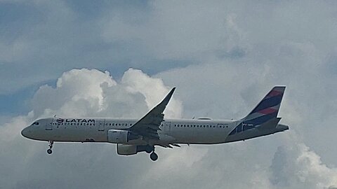 Airbus A321 PT-XPI vindo de Guarulhos,Airbus A320NEO PR-YRH vindo de Campinas para Manaus