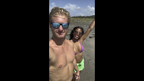 Waking the beach with Colombian girl 🇨🇴