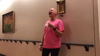 Kræftpatient synger 'Amazing Grace' for at fejre sin sidste dag med kemoterapi