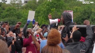 John Boyega filmado nos protestos em Londres