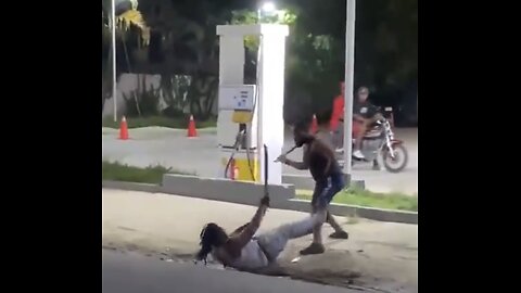 GRUESOME MACHETE FIGHT🇩🇴🤼⚔️🤺⛽️🏍️BREAK OUT AT GAS STATION🇩🇴⛽️🤺⚔️🤺