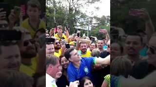 População tenta agarrar Bolsonaro em Joinville SC 1 de outubro 2022