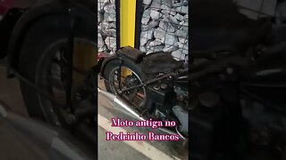 Moto Antiga no Pedrinho bancos o próprio disse que ainda liga