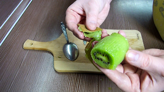 Top 5 Food Life Hacks: How To Peel a Kiwi