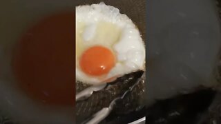 How to make sunny side up fried eggs