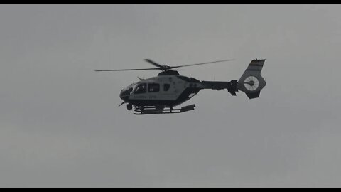 Helicóptero de la Guardia Civil sobrevuela Playa Levante, La Línea de la Concepción