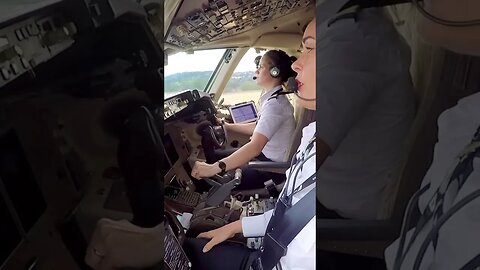 👩🏻‍✈️👩🏻‍✈️Boeing landing in Seattle #aviation #pilot #boeing