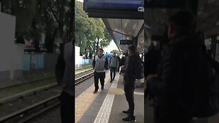 Agarraron a unos choreando y borrachos hasta la manija en el #trensarmiento estación liniers