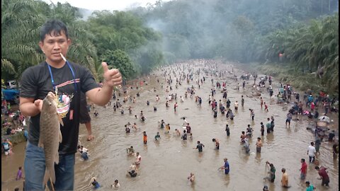 Amazing..!! Traditional Fishing Net in the river village people...