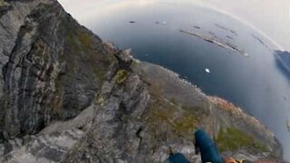 Il réalise un saut en BASE jump, au-dessus des baleines