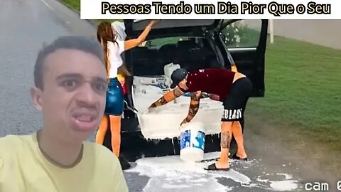 Reagindo Pessoas Tendo um Dia Pior Que o Seu