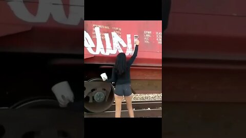 GIRL GRAFFITI TAGGING A TRAIN WITH A ROLLER 😯 #graffiti #graffitiart #shorts
