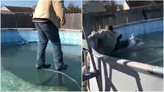 Homem parte gelo em cima da própria piscina!