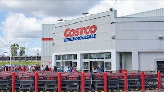​Costco Canada Gave Staff A Permanent Pandemic Raise & Now Some Cashiers Make $60K A Year
