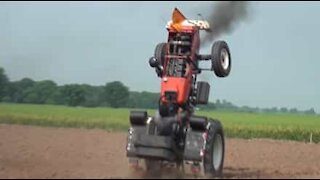 Jovem agricultor realiza manobras impressionantes com trator