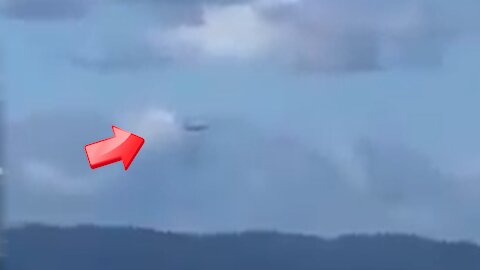 A stick UFO is flying over the ocean, but no one has noticed? [Space]