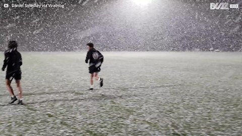 Após mais de meio século neve surpreende treino de futebol australiano