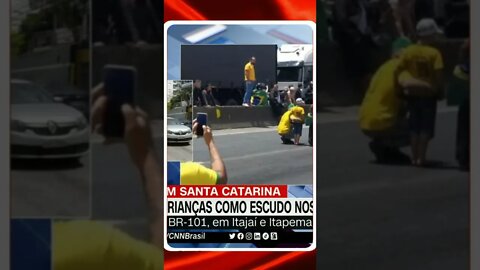 Bolsonaristas colocam crianças como escudo humano contra tropa de choque @SHORTS CNN