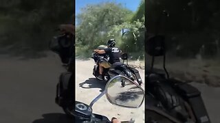 Será que Harley anda na estrada de chão?