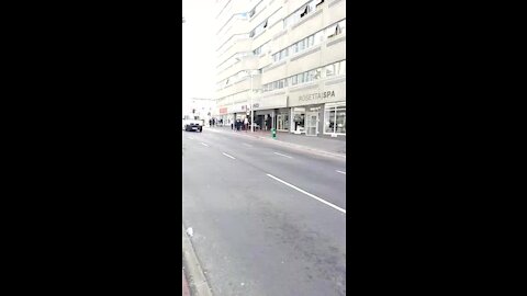 UPDATE 1: Task force members arrive on scene of hostage situation in Cape Town CBD (qHZ)