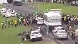 URGENTE: Motorista atropela manifestantes em Mirassol, interior de São Paulo. Meu Deus!