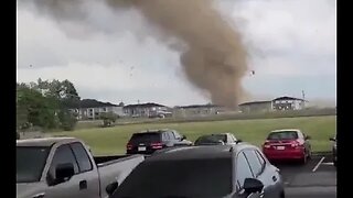 Tornado devasta estado nos EUA e destrói dezenas de casas, ao menos 1 pessoa morreu