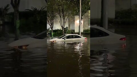 ⚠️ Florida: Fort Lauderdale is experiencing flooding and heavy rain.