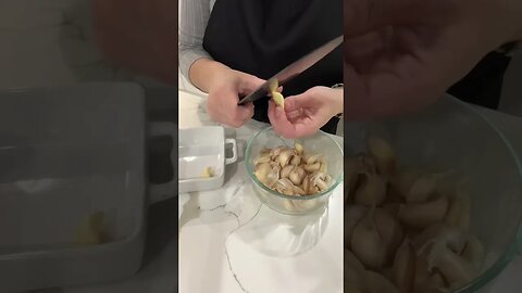 Garlic Peeling Hack Easiest Way To Peal Garlic Cloves #garlic #hack #shorts @SonyasPrep