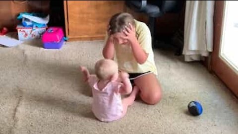 Une petite fille et un bébé se disputent d'une adorable façon