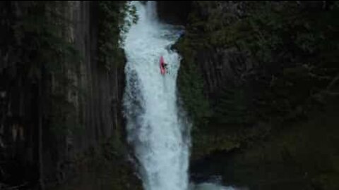 Dane Jackson desce a gigante cascata de Toketee Falls