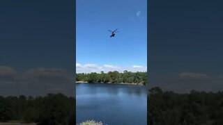 Incêndios na França! Helicóptero pega água no lago! #shorts #inacreditável #helicóptero