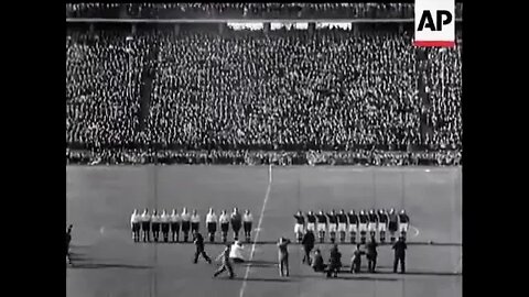 1938 : English Soccer Team Giving The Nazi Salute