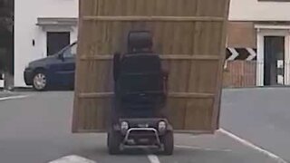 En scooter de mobilité, il transporte une drôle de cargaison...