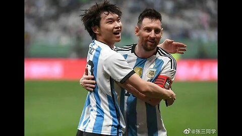 Fã chinês invade campo durante jogo para abraçar Messi