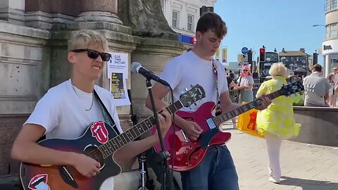 Excellent Version!!! I Shot The Sheriff by Zac & Louis from The Kicks busking to help the homeless!