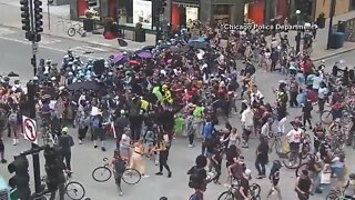 Crowd scuffles with police in Chicago