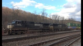 A long intermodal rounds the curve @ South Fork