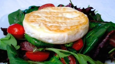 How to: Mixed green salad topped with camembert cheese