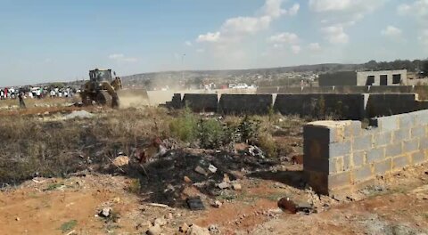 SOUTH AFRICA - Johannesburg - Land grabs in Lenesia (videos) (bWC)