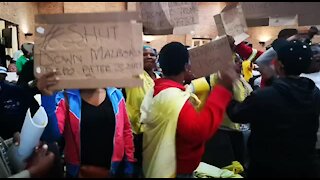 SOUTH AFRICA - Johannesburg - Alexandra community wait for Mayor (Video) (CuE)