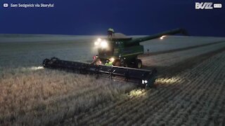 Uomo danza con una tempesta di fulmini in arrivo