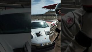 Novo Porsche 911 GT3 RS tem 525 cv e até portas de fibra de carbono! (Repost 21/08) #shorts