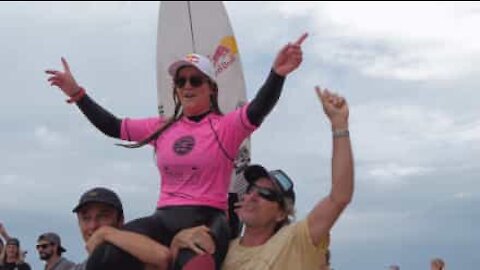 Denne tenåringen er tidenes yngste kvinnelige surfemester