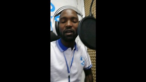 Locutor de Rádio contando história em Ndau