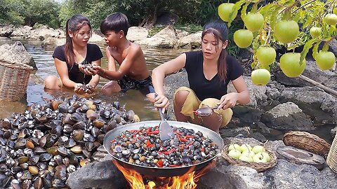 Adventure in jungle: Found wild apple and Clams for food in forest - Cooking clams for dinner