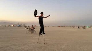 Artista mostra talento com perna de pau no festival Burning Man