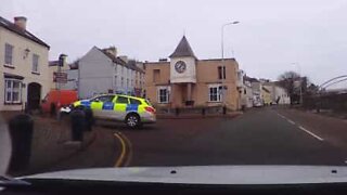 Polisbil i Wales kraschar vid en utryckning