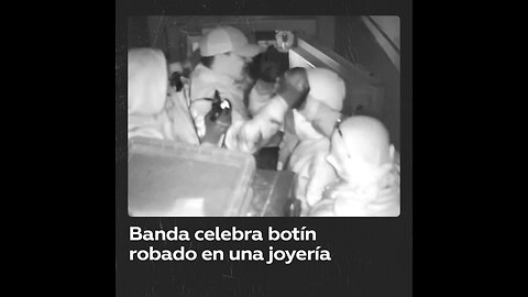 Individuos celebran botín obtenido en una joyería californiana